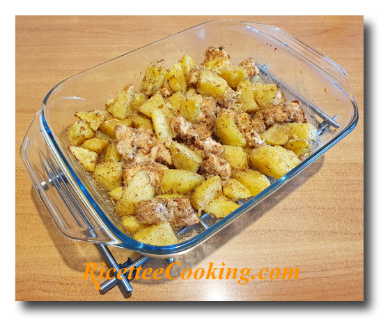 Bocconcini di pollo e patate croccanti al forno