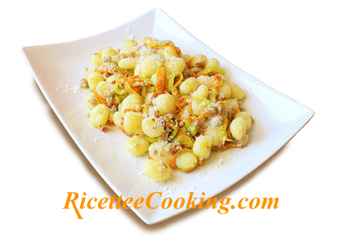 Gnocchi di patate salsiccia e fiori di zucca